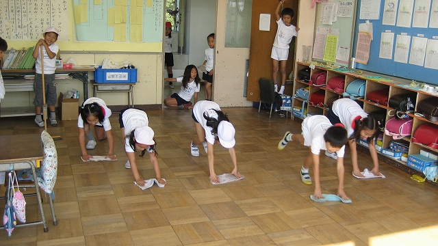تمیز کردن مدارس ژاپنی بدست محصلان