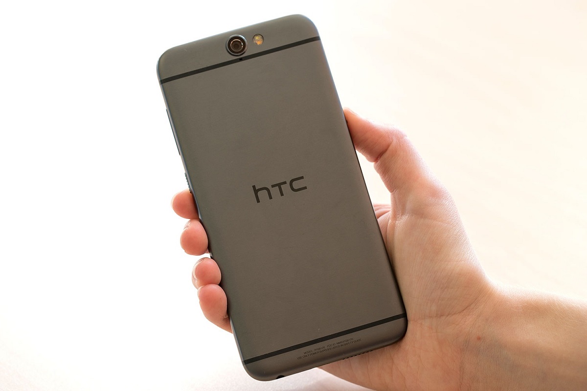 اچ تی سی از گوشی HTC Desire A17 در کنار HTC Bolt رونمایی می‌کند