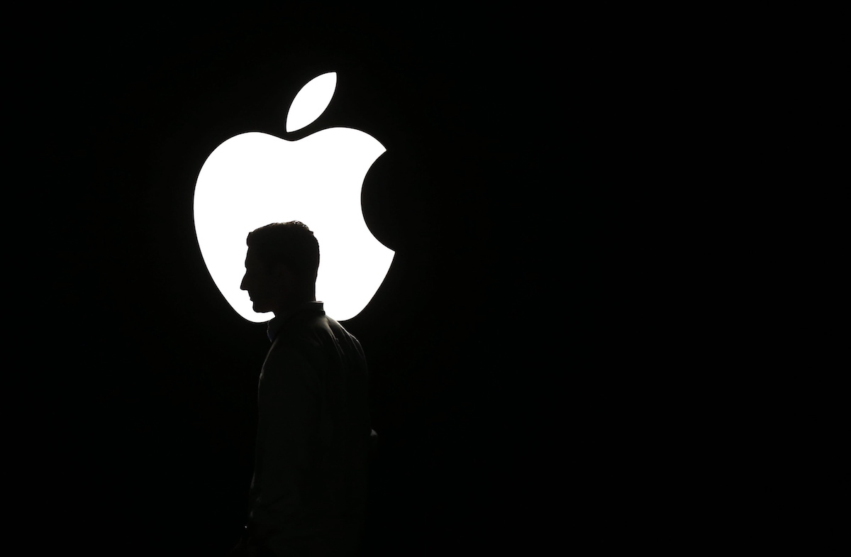 معاون خرده فروشی‌های اپل شایعات جایگزینی با تیم کوک به عنوان مدیر عامل را رد کرد