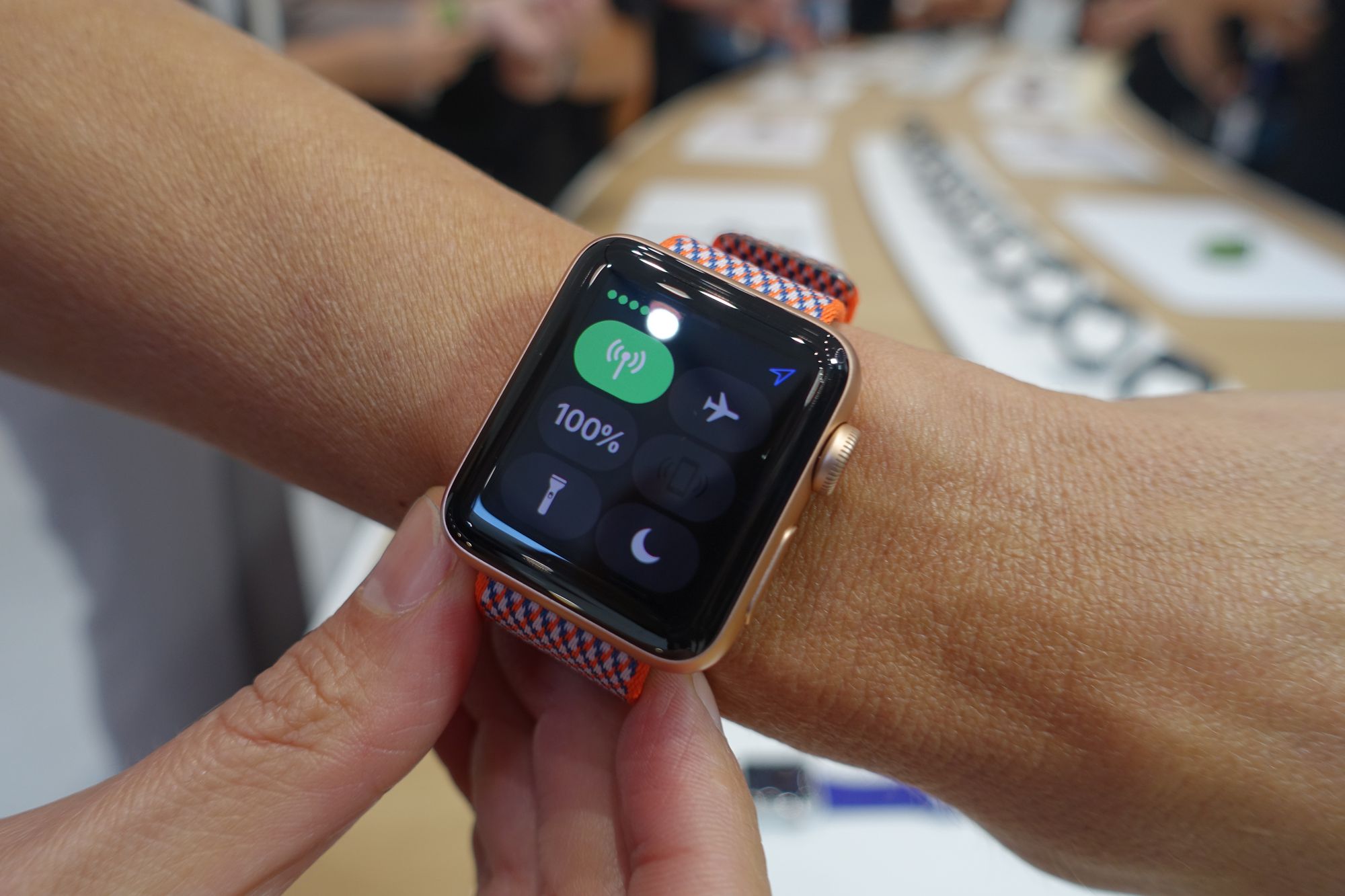 Разговор через часы. Apple watch Series 3. Apple watch 3 LTE. Часы Apple watch Series 8 GPS + Cellular. Apple watch 3 Esim.