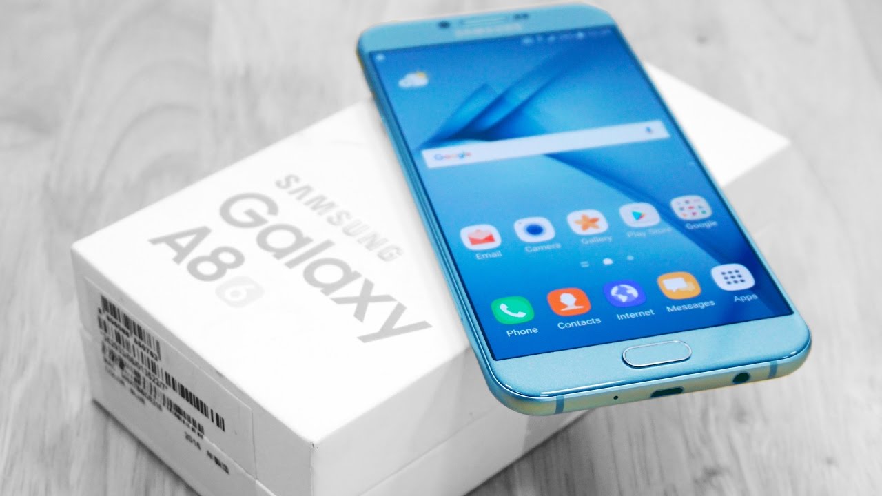 عکس منتشر شده از پنل جلویی (2018) Galaxy A8 خبر از طراحی کم‌ حاشیه و دوربین دوگانه‌ی سلفی آن می‌دهد