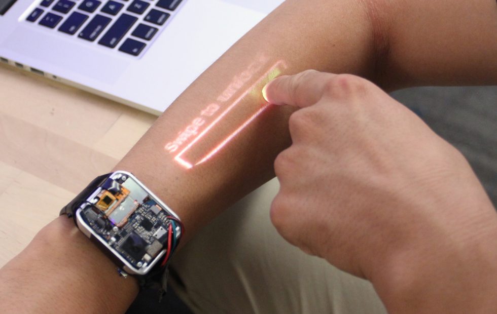 با LumiWatch آشنا شوید: ساعت هوشمند با پروژکتوری که اطلاعات رو روی دست شما نشان می دهد