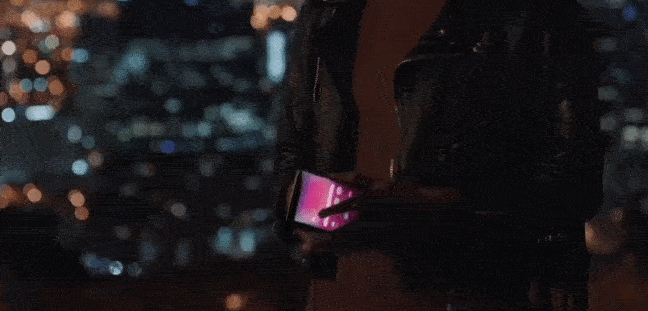 آیا این موبایل تاشو سامسونگ است؟ یک تبلت و موبایل ناشناس دیگر در ویدیو تبلیغاتی لو رفته سامسونگ
