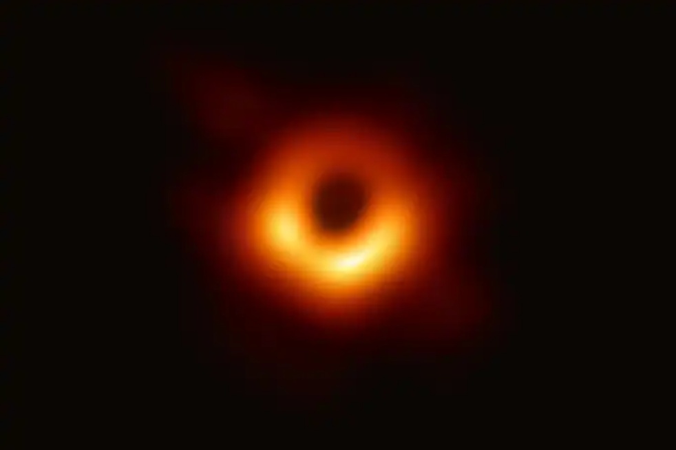 اولین عکس سیاه چاله را ببینید
