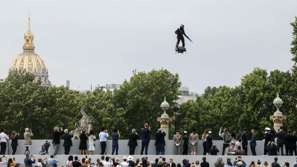 سرباز پرنده فرانسوی در روز جشن ملی این کشور پرواز کرد