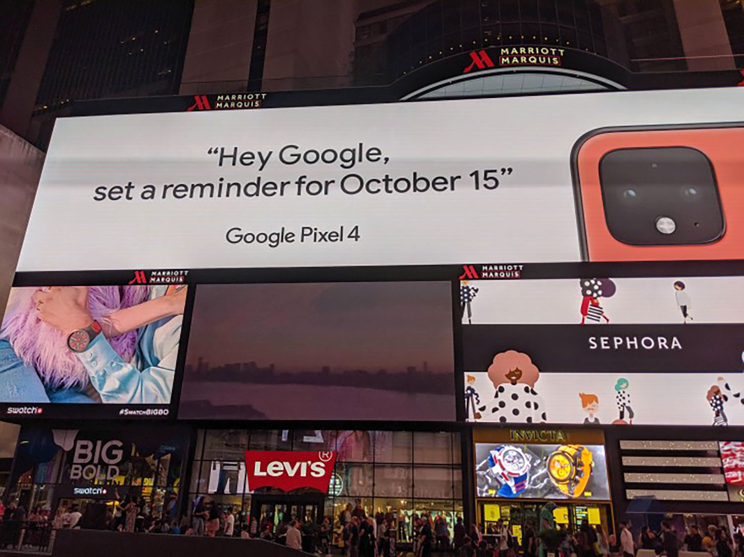 گوگل طراحی دوربین پیکسل ۴ و رنگ نارنجی آن را در میدان تایمز نیویورک رسما تبلیغ می کند