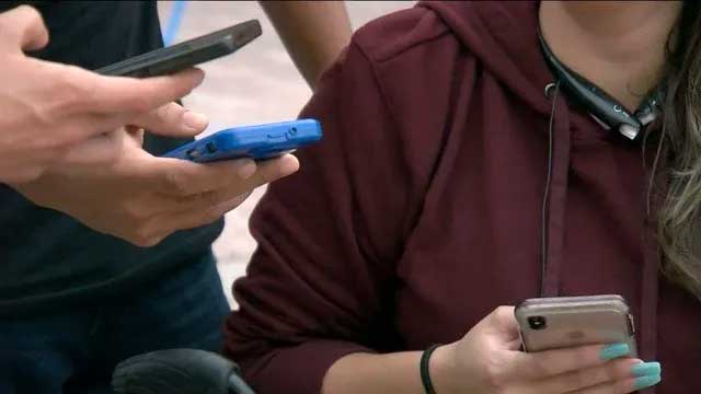 ممنوعیت مالکیت موبایل برای افراد ۲۱ سال در امریکا