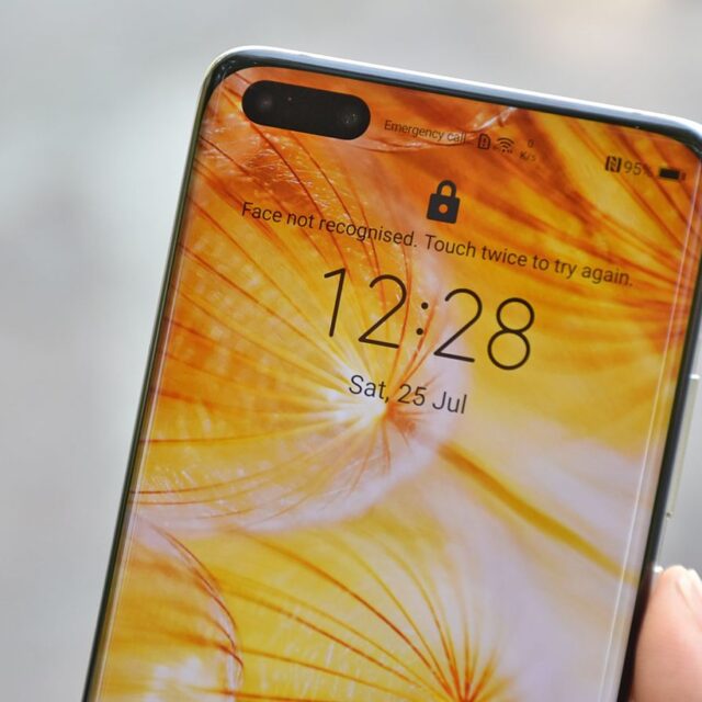 نمایشگر خمیده پی ۴۰ پرو