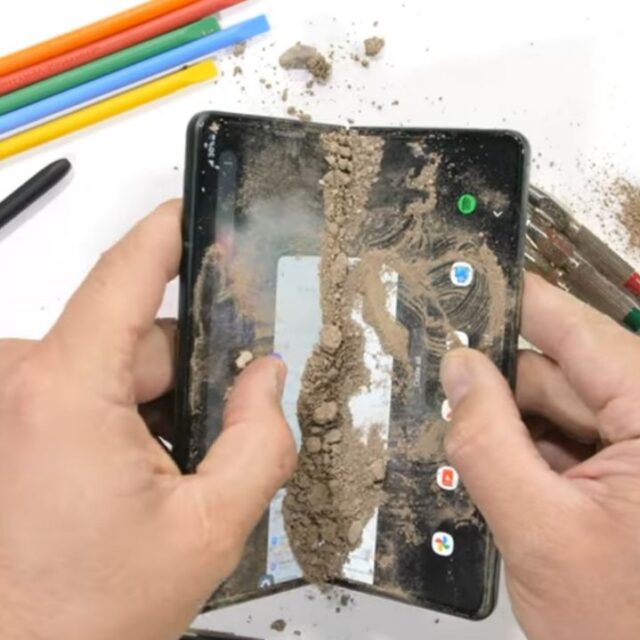 تست مقاومت Galaxy Z Fold 3