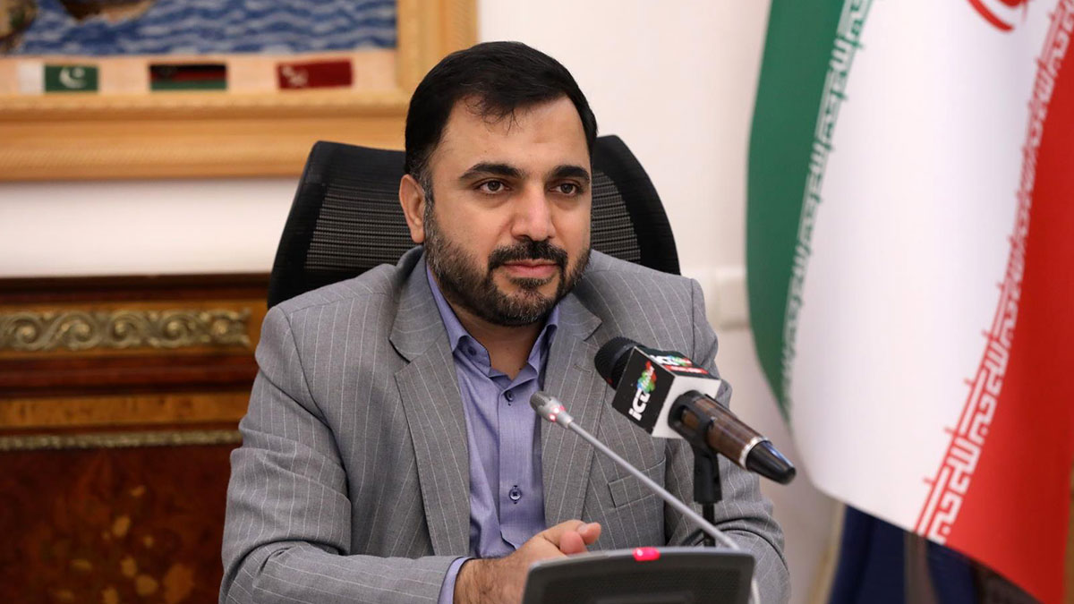 گوشی وزیر ارتباطات جدید ایرانی است! درخواست وی برای همراهی مردم با گوشی ایرانی