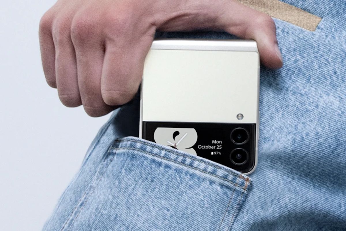 شلوار جین مخصوص Galaxy Z Flip معرفی شد: همکاری Dr Denim با Samsung
