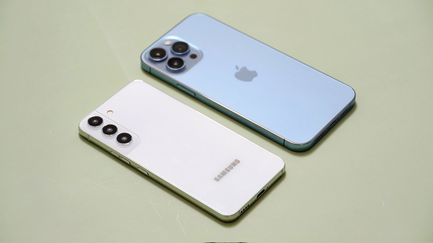 مقایسه ظاهری سامسونگ Galaxy S22 با iPhone 13 Pro Max اپل پیش از معرفی رسمی