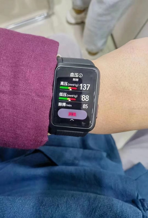 تصویر Huawei Watch D که نشان می‌دهد این ساعت از پایش فشار خون پشتیبانی می‌کند 