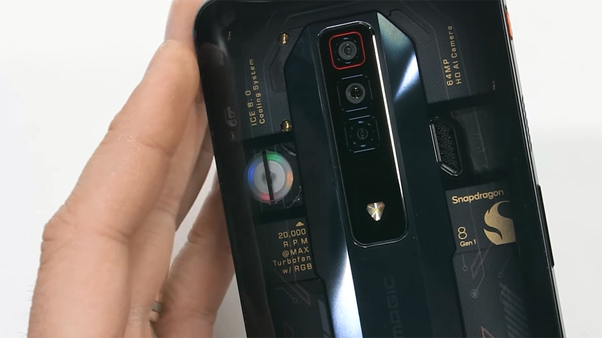 تست مقاومت گوشی گیمینگ Redmagic 7 را تماشا کنید: یک گوشی با فن RGB داخلی