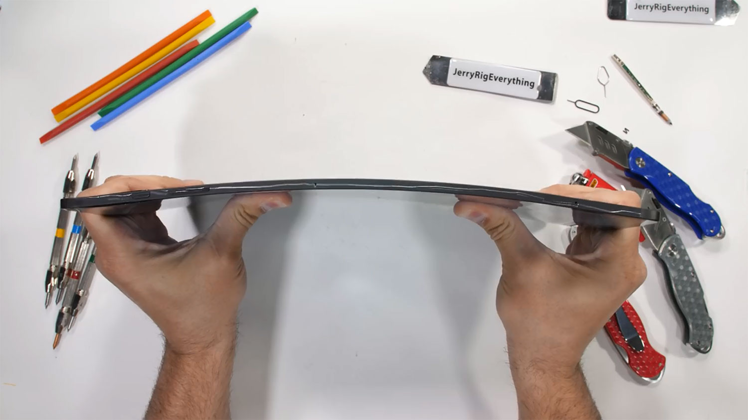 تست خم شدن تبلت سامسونگ Galaxy Tab S8 Ultra را تماشا کنید