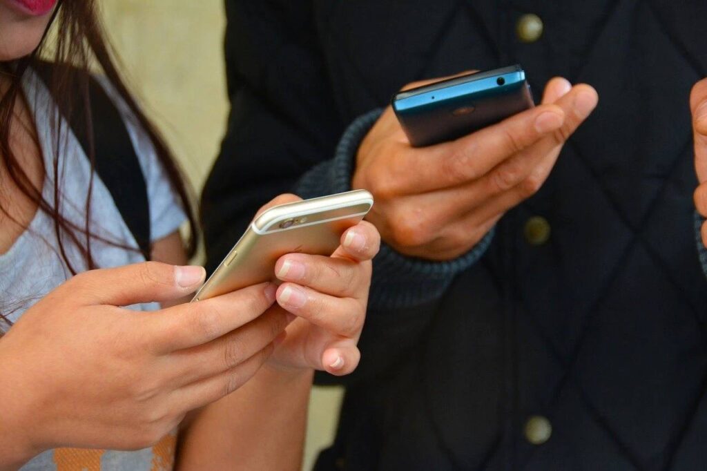 تحقیقات جدید کاهش سلامت روانی جوانان 18 تا 24 سال را به دلیل استفاده بیش از اندازه از گوشی های هوشمند نشان می‌دهد