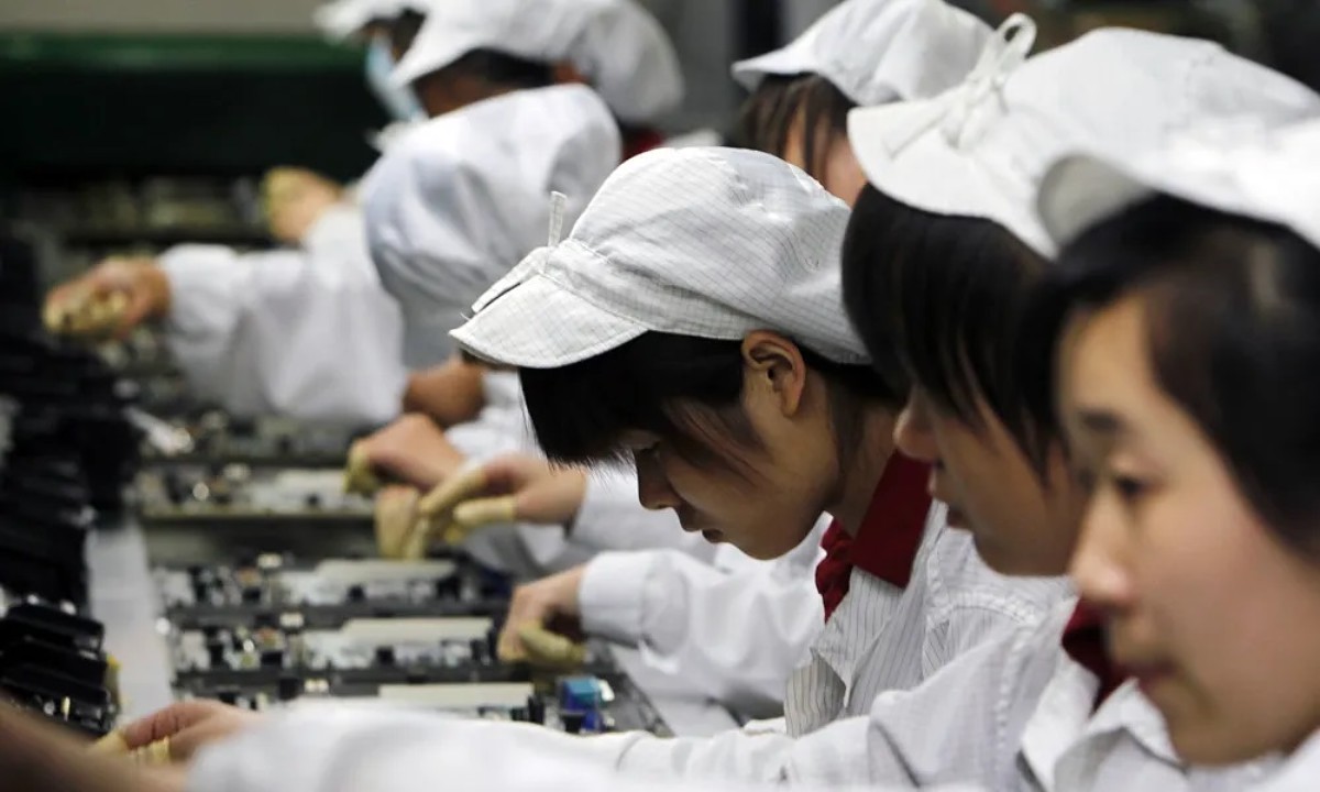 اعتراض و شورش کارگران خطوط تولید آیفون در چین