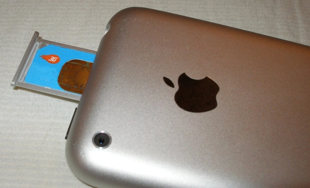 استیو جابز درنظر داشت تا آیفون نسل اول اپل بدون درگاه سیم کارت ارائه شود