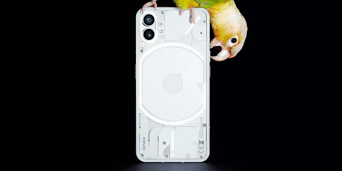 طراحی گوشی Nothing Phone (1) با پنل پشتی شفاف آن را ببینید