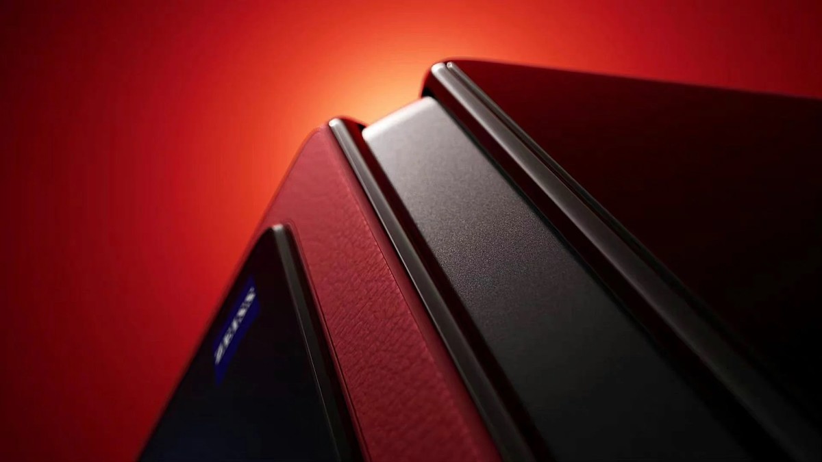 مشخصات گوشی تاشو ویوو +X Fold درکنار نمایش مدل قرمز رنگ آن تأیید شد