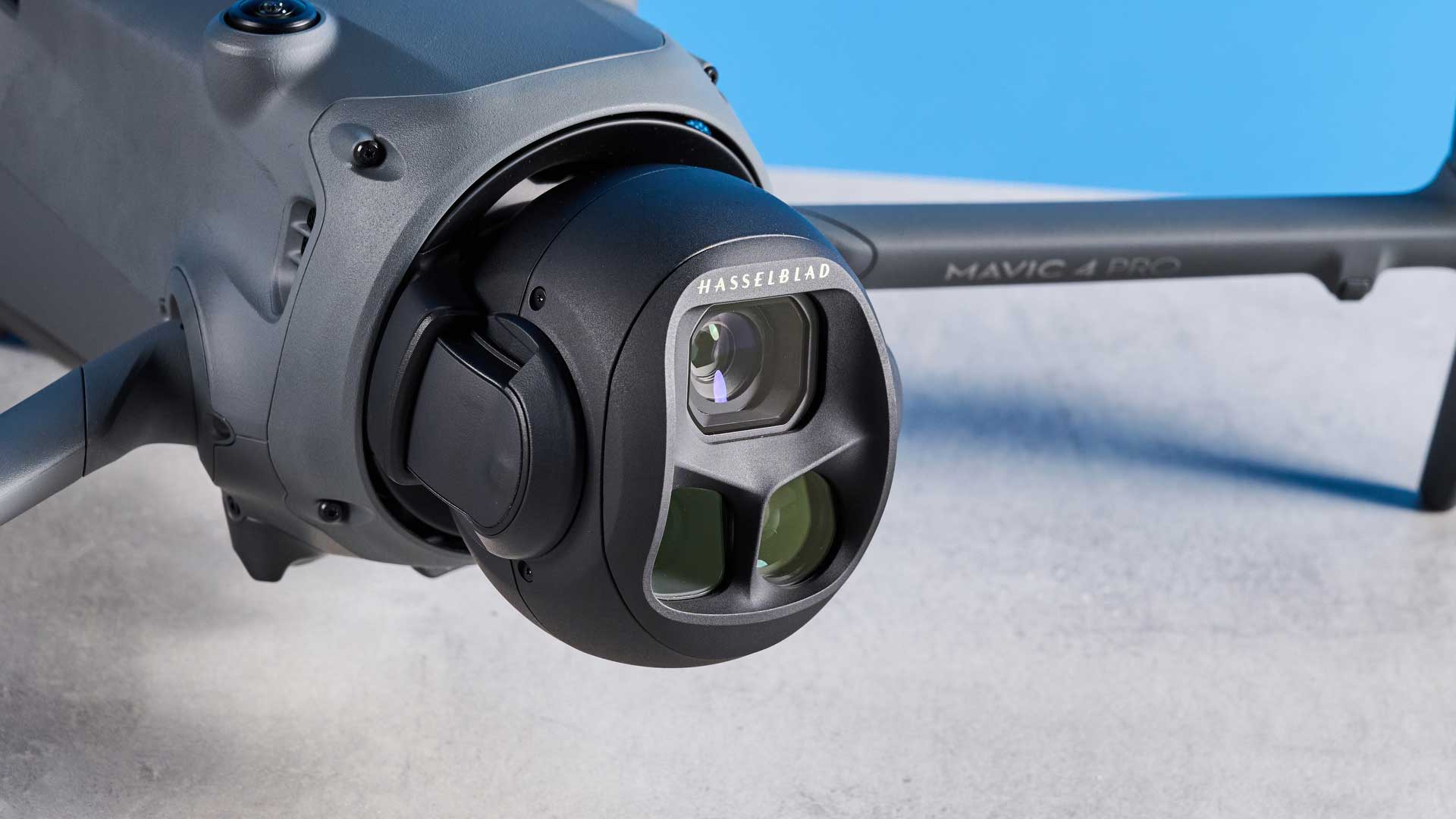 هلی‌شات DJI Mavic 4 Pro با دوربین ۱۰۰ مگاپیکسلی، برد بیشتر و پرواز طولانی‌تر معرفی شد