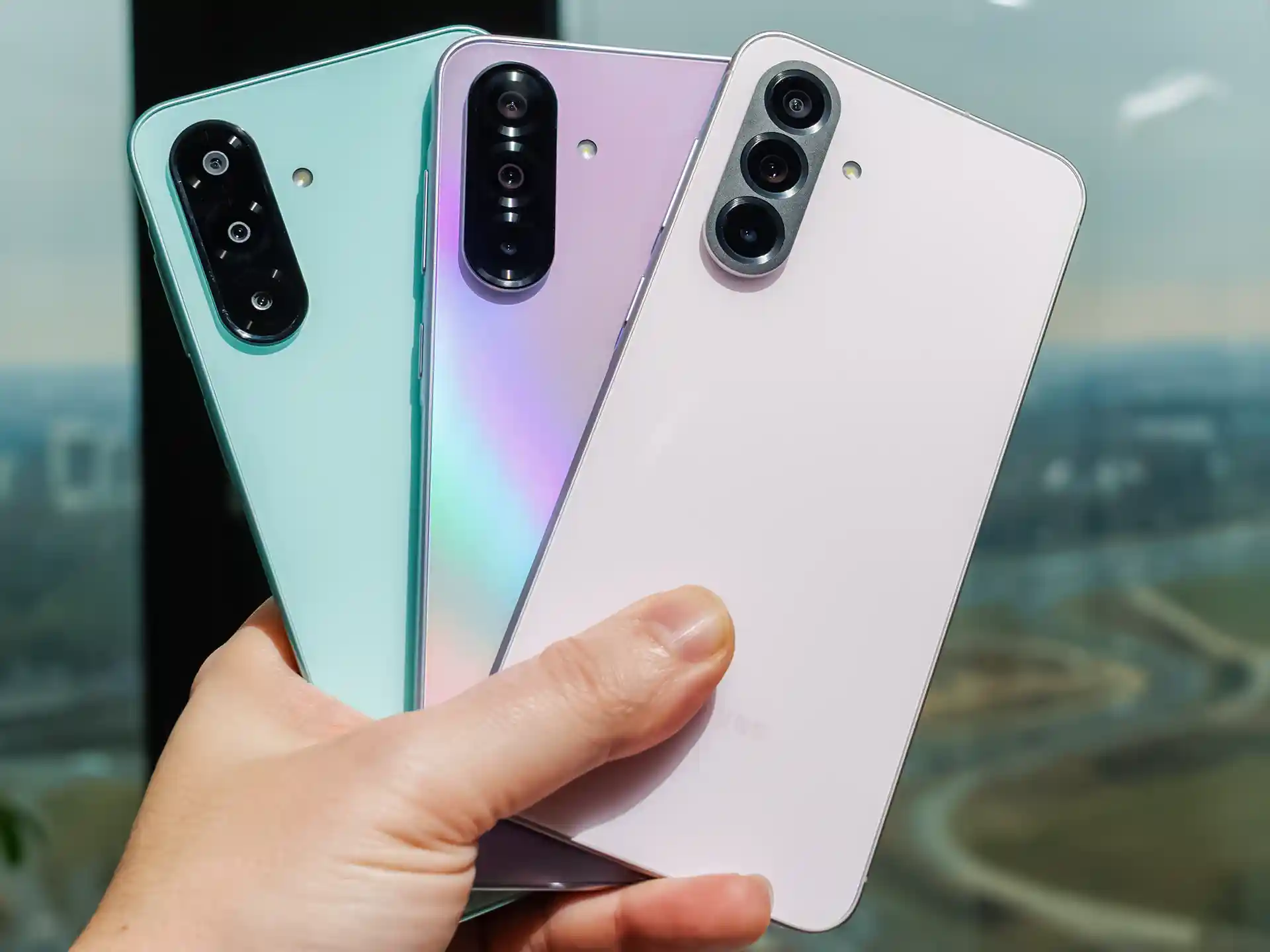 سامسونگ گلکسی A سری 2 - از جلو به عقب: Galaxy A56 - Galaxy A36 - Galaxy A26 ، به ترتیب