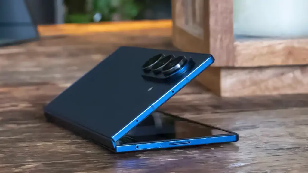 گلکسی زد فولد ۷ سامسونگ در رنگ آبی و حالت نیمه باز