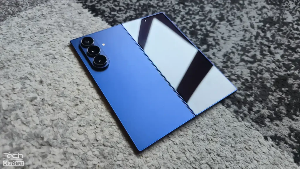 گلکسی زد فولد ۷ در حالت باز و به سمت پشت