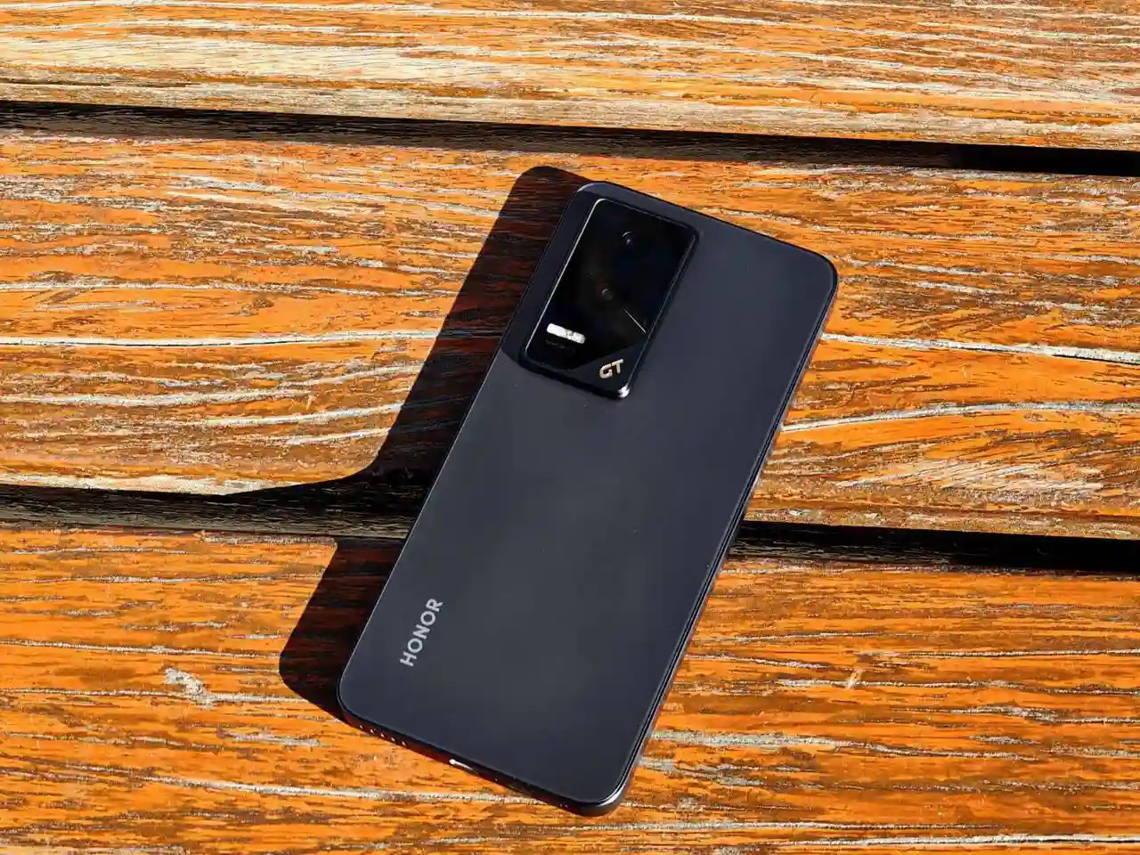 آنر GT 2 با ۲۴ گیگابایت رم، باتری 8800mAh و شارژر ۱۰۰ واتی در راه است