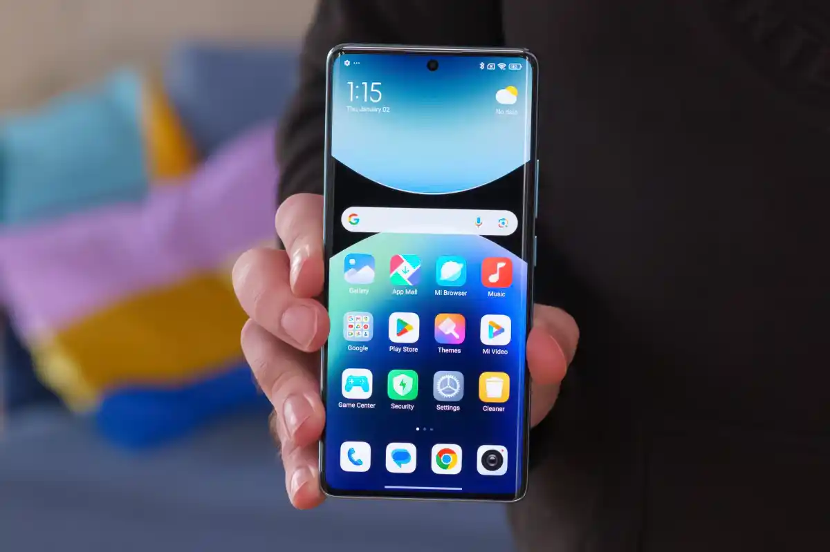 نمایشگر دولبه خمیده، کمحاشیه، روشنتر ردمی نوت ۱۴ پرو 4G در مقابل نمایشگر گلکسی A26 که هنوز ناچ قطرهای دارد کاملا برنده است!