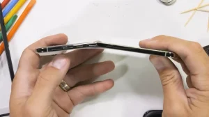 تست خم شدن آیفون ایر