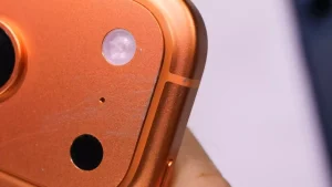 لبه‌های جزیره دوربین آیفون ۱۷ پرو به شدت مستعد رنگ پریدگی هستند، حتی در خراش های اولیه و ساده