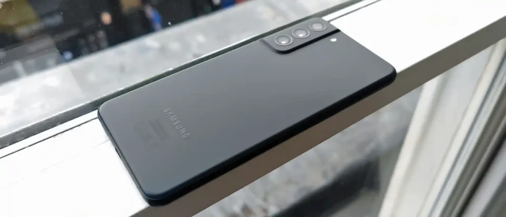 گلکسی اس ۲۱ اف ای در رنگ مشکی و از نمای پشت