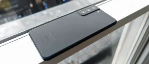 گلکسی اس ۲۱ اف ای در رنگ مشکی و از نمای پشت