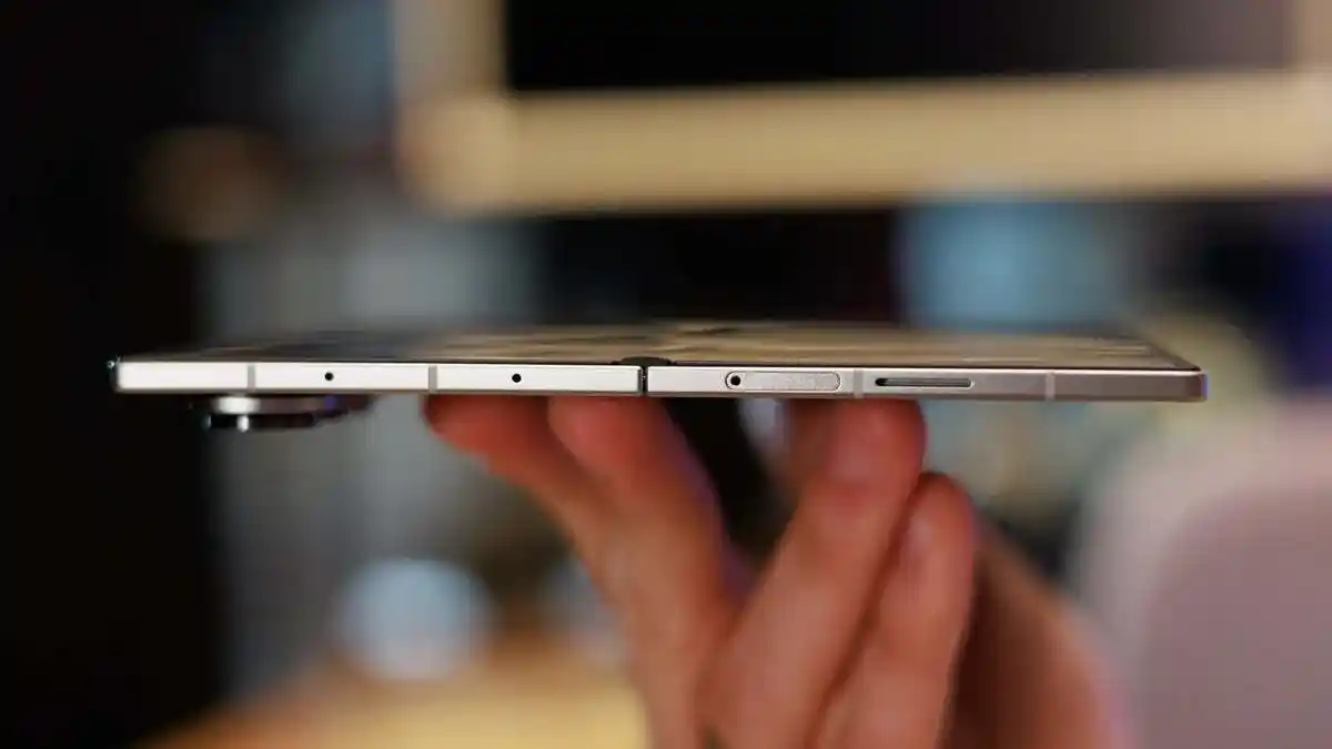 گلکسی زد فولد ۸ با باتری غولپیکر و قلم S Pen خود را برای عرضه آیفون تاشو آماده میکند