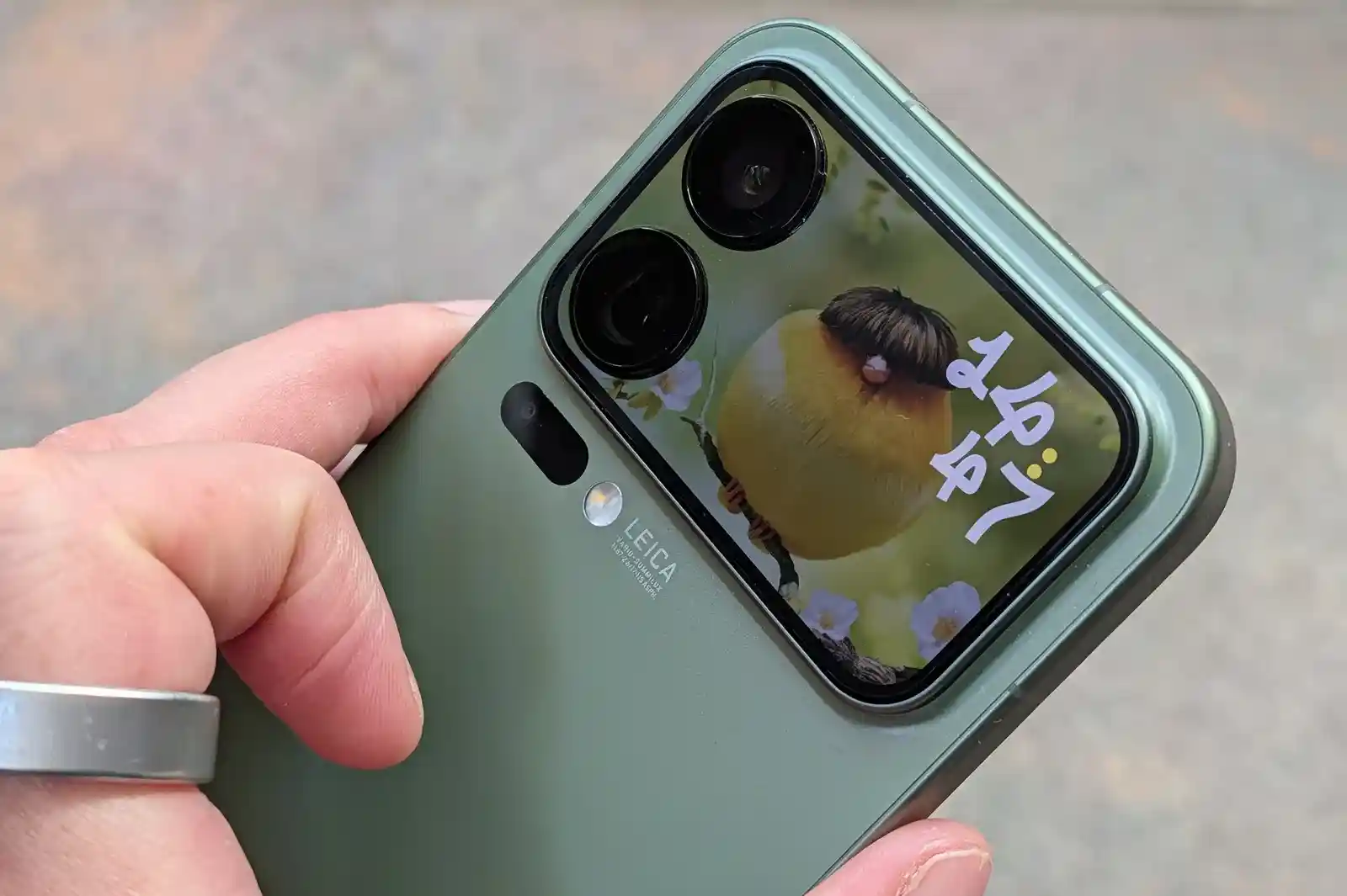 شیائومی ۱۷ پرو مکس در رنگ سبز و نمایشگر پشتی روشن