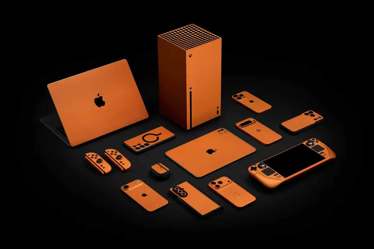 اسکین نارنجی Dbrand رنگ محبوب آیفون ۱۷ پرو را به دستگاه‌های دیگر نیز می‌آورد