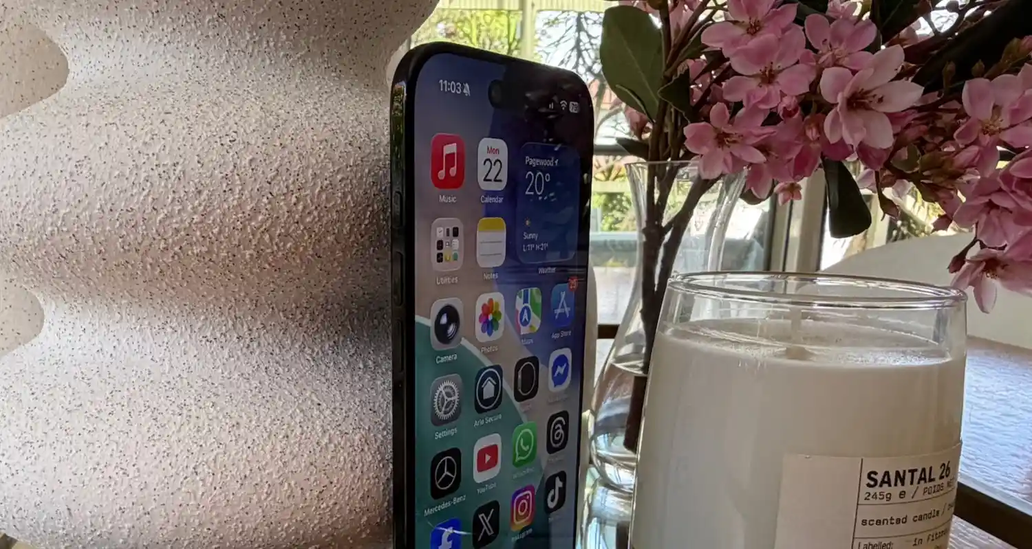 آیفون ایر مشکی از نمای جلو