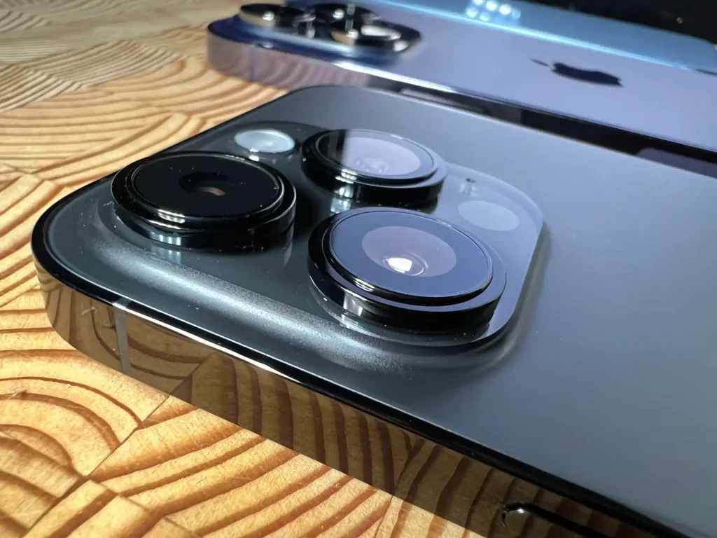 آیفون پرو یا پایه؟ مسئله این است!