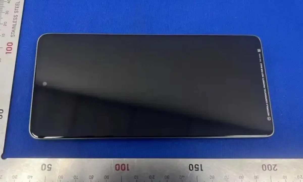 تصاویر زنده این گوشی موتورولا با قلم داخلی فاش شد: طراحی با پنل چرمی و دوربین سهگانه