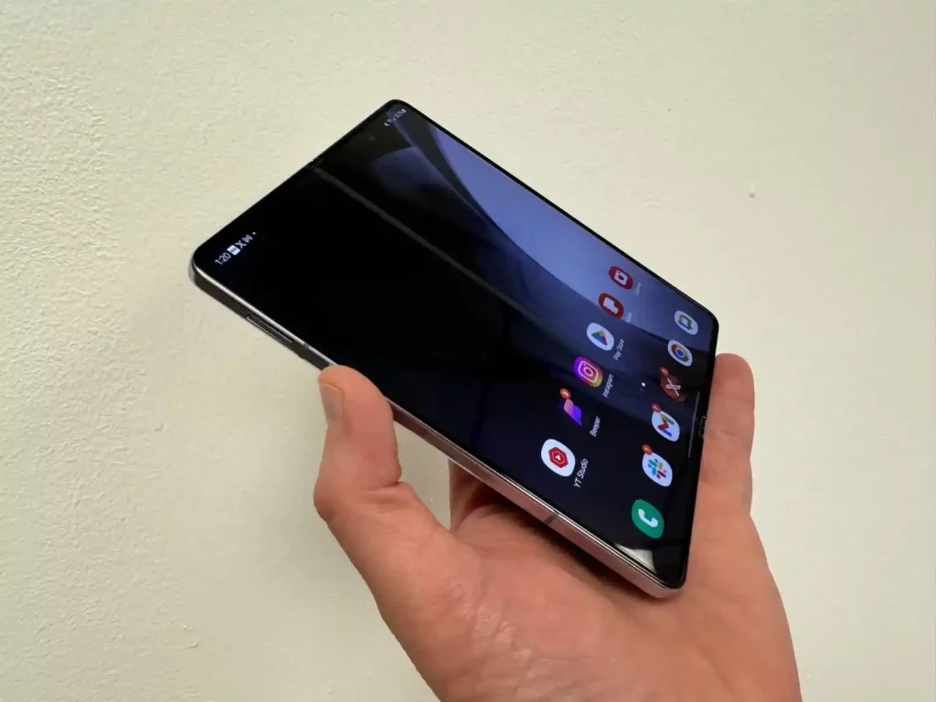 گلکسی زد فولد عریض رقیب آیفون تاشو با مشخصات نمایشگر مشابه