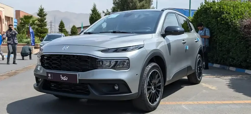 ریرا ایران خودرو در رنگ نقره ای و از نمای جلو