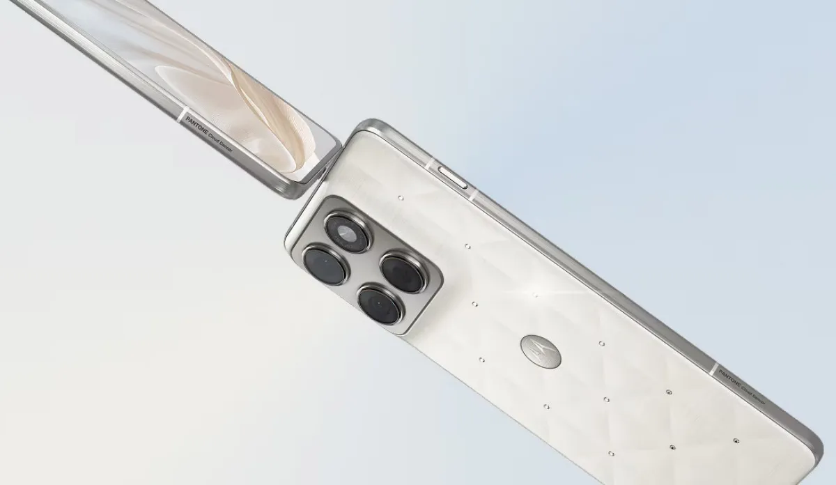 نسخه خاص موتورولا اج ۷۰ با کریستال‌های سواروسکی و رنگ سال ۲۰۲۶ پنتون معرفی شد