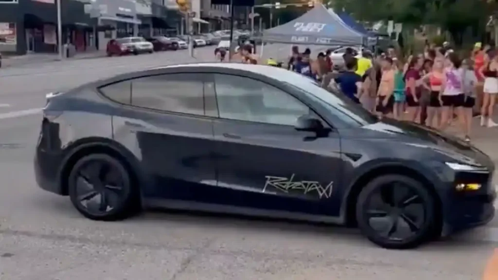 نمایی از تاکسی رباتیک تسلا بدون راننده