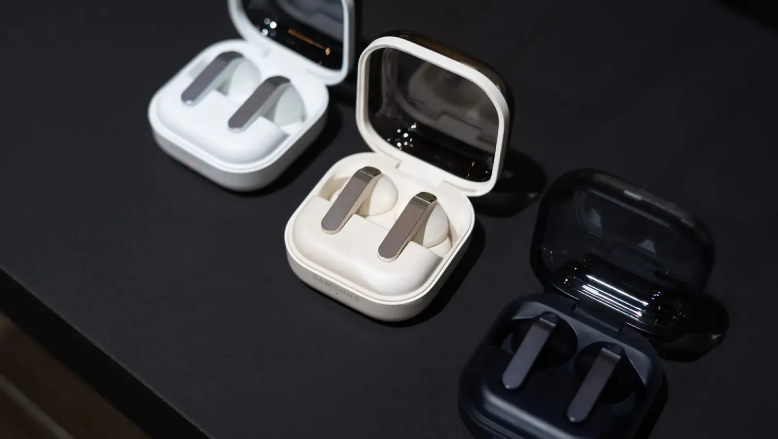 محتویات جعبه گلکسی بادز ۴ آب رفت؛ خبری از کابل USB-C نیست!