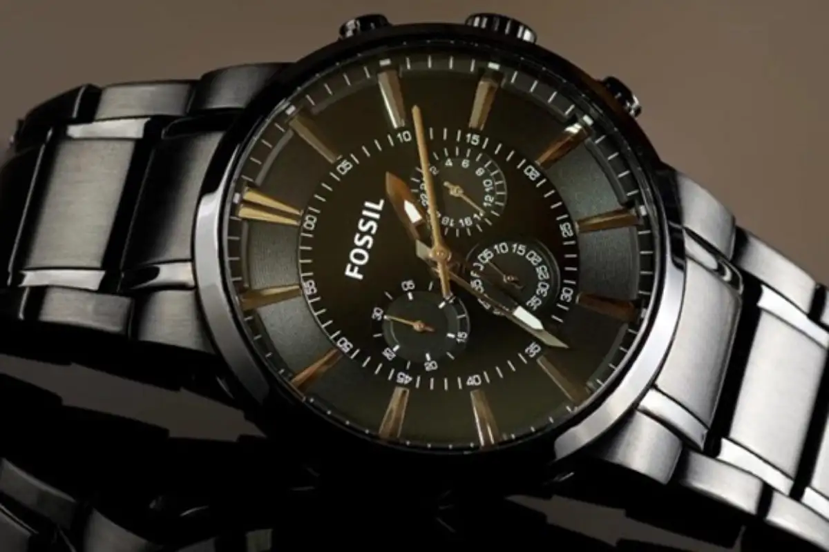 مقایسه ساعت رومانسون و فسیل؛ کدام برای استایل شماست؟