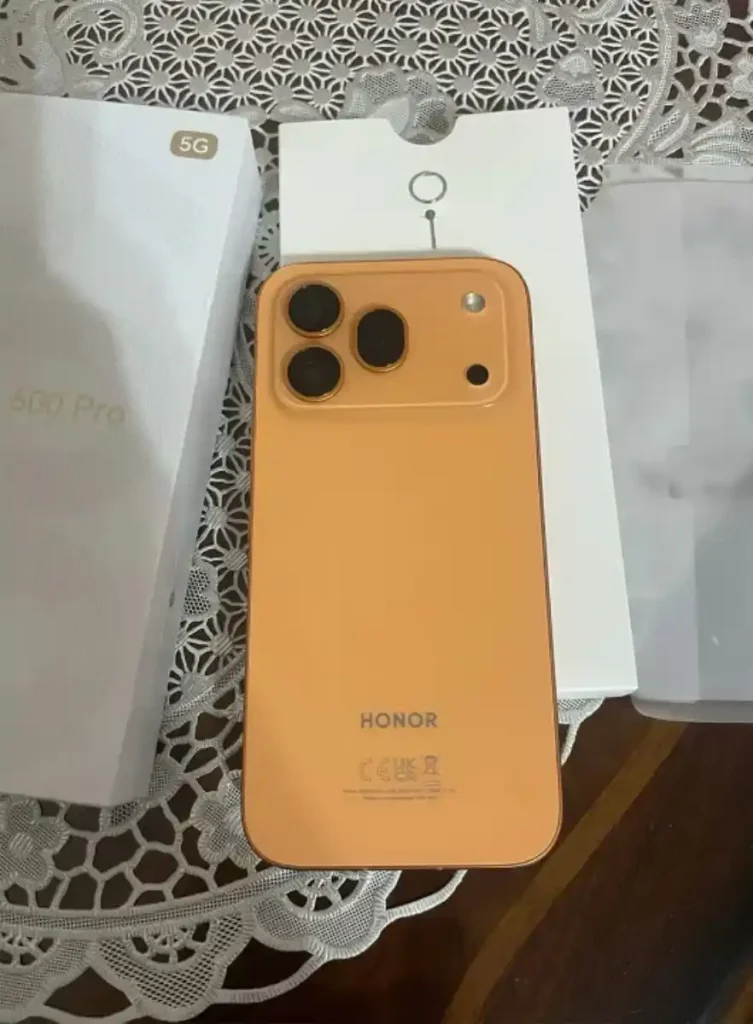 نمای پشتی دستگاهی که احتمالا Honor 600 Pro است - طراحی و رنگ مشابه آیفون ۱۷ پرو کاملا پیداست