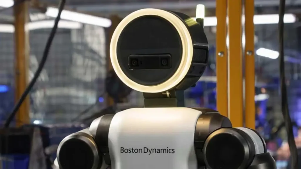 لی دونگکان، مدیر Samsung RX، پیشتر در استراتژی رباتیک هیوندای و پروژههای مرتبط با Boston Dynamics فعالیت داشته است.