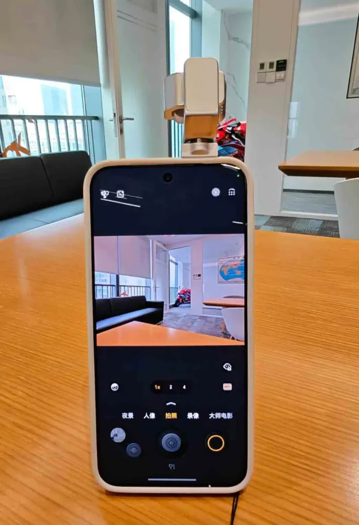 رابط دوربین Honor ROBOT PHONE طراحی متفاوتی نسبتبه گوشیهای معمولی دارد.