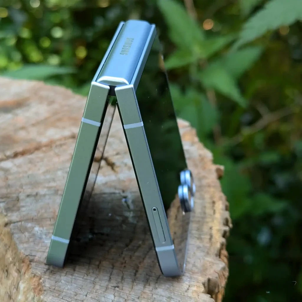 گزارش جدید از کاهش ضخامت و وزن گلکسی Z Flip 8 خبر میدهد.